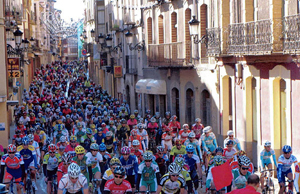 Marcha Cicloturista a su paso por la calle Mayor de Jaca