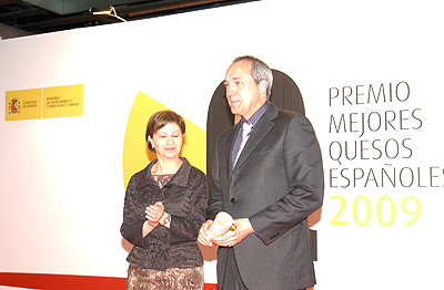 Ministra de Medio Ambiente, Medio Marino y Rural, Elena Espinosa con Roberto Cajal, promotor del queso "Flor de Aspe".