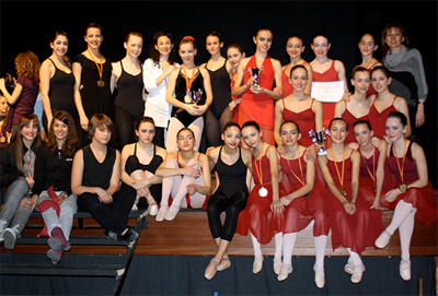 Integrantes del Joven Ballet del Pirineo en la entrega de premios de las semifinales.
