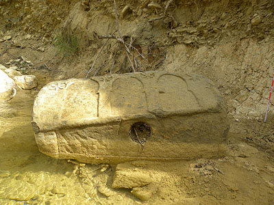 FOTO: Lado del sarcófago en el que se encuentra el orificio para ofrendas. GA