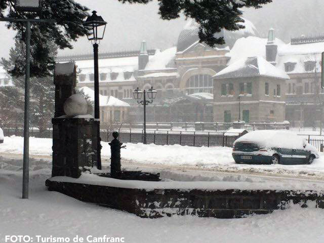 Las previsiones se cumplieron y un buen número de poblaciones de la Jacetania recibieron durante este sábado y domingo precipitaciones de nieve. Las estaciones de esquí han sido las grandes beneficiadas al experimentar un importante incremento en sus espesores.