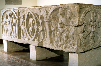 El sarcófago está fechado en la segunda mitad del siglo XII y procede del panteón real de Santa Cruz de la Serós, donde fueron enterrados los restos de las tres hijas del Rey Ramiro I. Se trata de una pieza trapezoidal, decorada en sus cuatro caras por dos escultores distintos.