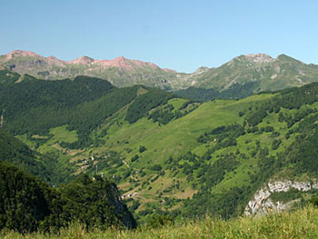 Situado en los Pirineos franceses, parte de su territorio se encuentra dentro del Parc National des Pyrénées y en sus casi 40 km. de longitud encontramos las poblaciones de Urdós, Etsaut, Borce, Cette-Eygun, Lescun, Lées-Athas, Accous, Bedous, Aydius, Lourdios-Ichère, Sarrance y Escot.