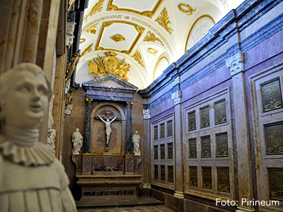 Esta semana se ha incorporado a las visitas del monasterio la sala del Panteón Real, que hasta ahora solamente podía verse a través de una cristalera, dado el interés mostrado por los visitantes y su valor el valor histórico y artístico.