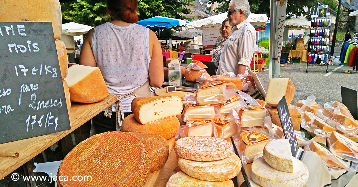El próximo domingo 29 de julio, Etsaut acogerá la vigésimo quinta edición de su fiesta del queso que reúne a los productores del valle. Una cita imprescindible para los amantes del queso y los productos de proximidad.