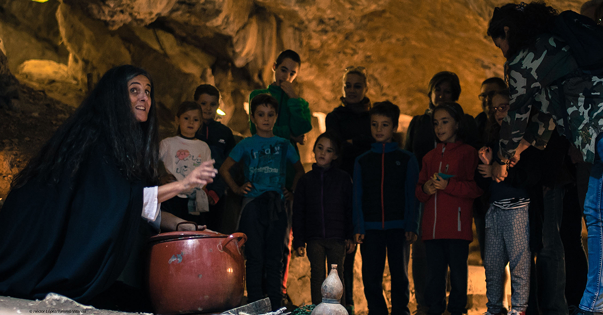 Desde mañana 28 de agosto y hasta el 2 de septiembre se celebra la IV Semana de Las Güixas, con actividades para que toda la familia descubra la historia de la cueva de Las Güixas y su relación con las brujas.