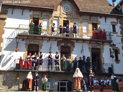 En cada calle y plaza de Ansó nos encontraremos con los preciosos y ricos trajes vestidos por los anotados hasta el siglo pasado. Podremos disfrutar con la escenificación de momentos de la vida tradicional del Pirineo y descubrir –paso a paso– el proceso de vestir uno de estos trajes.