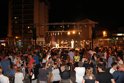 La actuación de "Salsagoza Latin Band", el pasado sábado en Jaca, sirvió como avance y "aperitivo" del Festival Folklórico de los Pirineos y sus conciertos de "Lunas del Mundo".