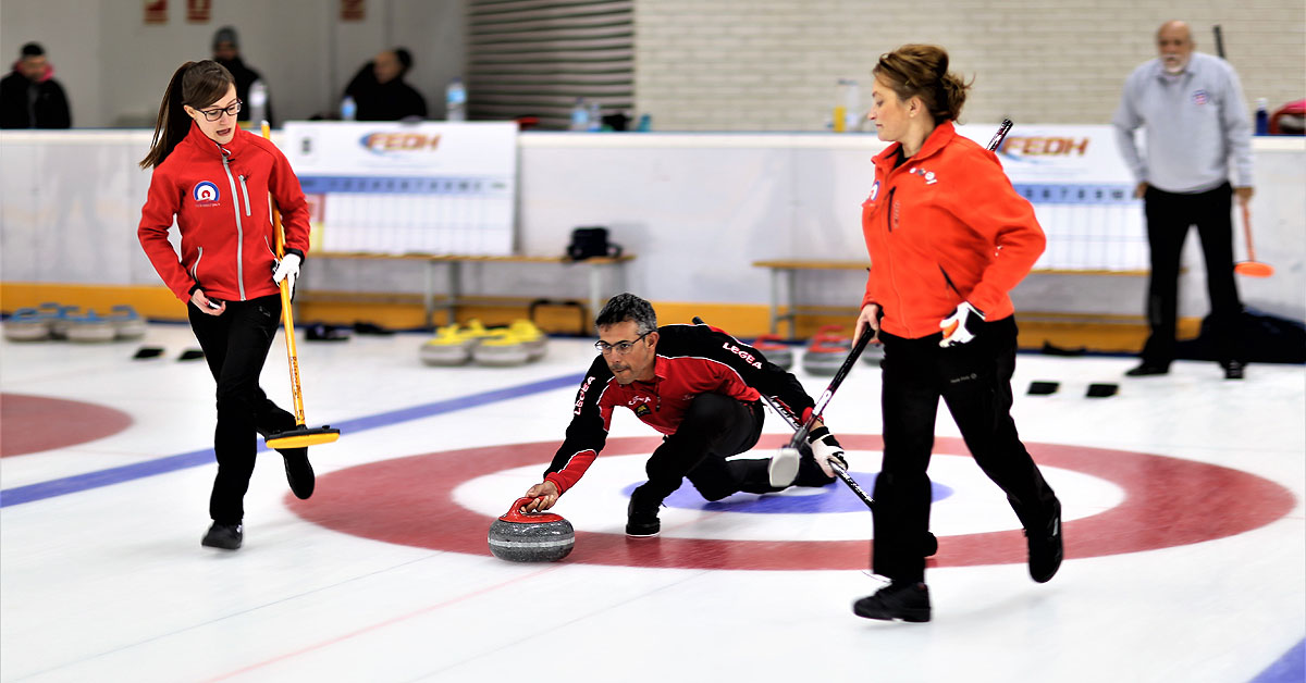 El curling vuelve al pabellón de hielo de Jaca con la séptima edición del tradicional torneo anual organizado de la sección de curling del Club Hielo Jaca. 
