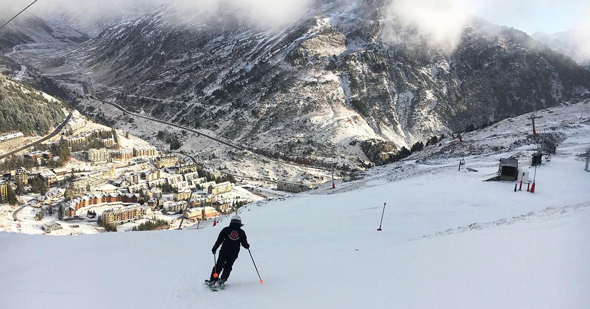 La estación de esquí de Candanchú abrirá sus pistas el próximo viernes 11 de enero. Las condiciones meteorológicas de los últimos días han permitido fabricar la cantidad de nieve artificial suficiente como para poder abrir al público parte de sus pistas.

