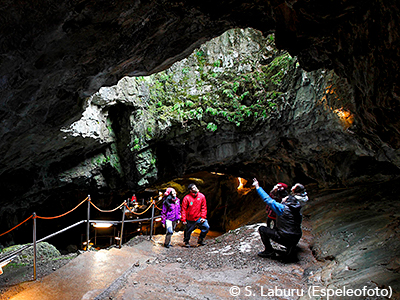 Los toques de la Banda de Tambores y Bombos de Villanúa, las visitas a la Cueva de Las Güixas y la celebración del Día del Libro, son los ejes centrales del programa de ocio y actividades de la localidad del Valle del Aragón.