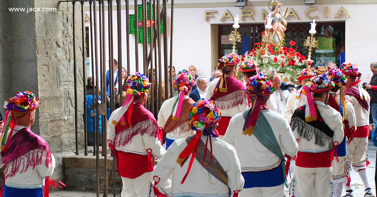 Por la tarde, ya en Jaca, tendrá lugar la recepción de los romeros en el Portal de Monjas (18.30h) y procesión a la catedral con salve, himno y veneración de la Santa Reliquia. Tras la misa y la novena, a las 20.30h, los Bayladós de Santa Orosia entregarán el chiflo en el Museo Diocesano, conmemorando los cuarenta años de la recuperación del dance por el Grupo Folklórico "Alto Aragón". 
