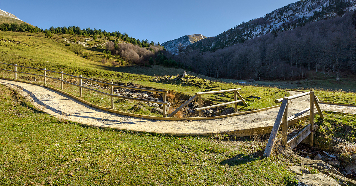 Linza en Ansó. La provincia de Huesca ofrece más de 5.000 kilómetros balizados de senderos, 8 rutas de senderos accesibles y miradores también accesibles entre otras instalaciones que nos permiten disfrutar del turismo de forma segura y sin las aglomeraciones.