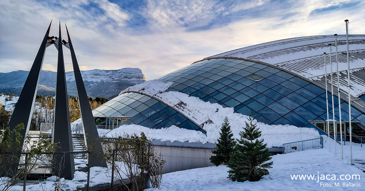 Apertura de la Pista de Hielo de Jaca

29/12/20 . Jaca 

El Pabellón de Hielo de Jaca abre sus puertas este martes 29 hasta el 5 de enero, en horario de 17:00 a 20:30 y con aforo máximo de 100 patinadores. 

Los amantes del patinaje sobre hielo o aquellos que quieran iniciarse en esa disciplina podrán hacerlo en el Pabellón de Hielo de Jaca, que reabre sus puertas este martes 29 hasta el 5 de enero, en horario de 17:00 a 20:30 y con aforo máximo de 100 patinadores. 

A partir del jueves 7 de enero, la sesión libre será todos los sábados de 17:00 a 20:30 y los domingos de 16:30 a 19:30h.