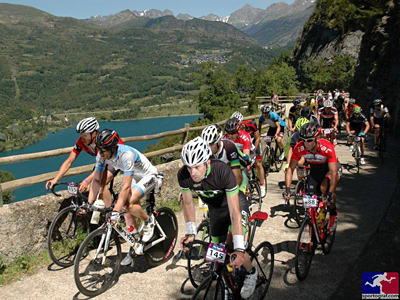 La Quebrantahuesos es el evento de ciclismo popular líder en nuestro país, congregando a más de 10.000 ciclistas y con más de 14.000 solicitudes de participación.   El espectacular recorrido que ofrecen los Pirineos y la posibilidad de superar puertos históricos del Tour de Francia convierten a esta marcha en una de las más bellas paisajísticamente hablando.   La camaradería que reina el día de la prueba y los días previos, así como la implicación absoluta de la organización y de los voluntarios, generan una atmosfera festiva y familiar que crea adicción. El pueblo de Sabiñánigo, así como las localidades y comercios de la zona, se vuelcan con los participantes y abren sus puertas para celebrar esta gran fiesta de la bicicleta.