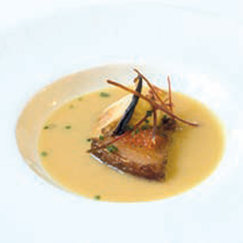 Restaurante Lilium
CAZOLETA: WASQA •
Sopa de garbanzos con papada de cerdo, huevos de trucha y setas de temporada. Ingredientes km0