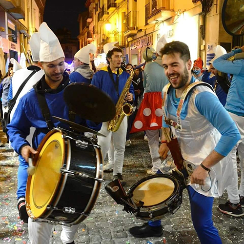 l Carnaval de Jaca se desarrollará a lo largo de la tarde del sábado 10 de febrero. A las 16.15 h tendrá lugar la "Fiesta infantil" en la carpa instalada en la plaza Biscos para continuar a partir de las 19 h con el desfile de Carnaval que recorrerá la calle Mayor 