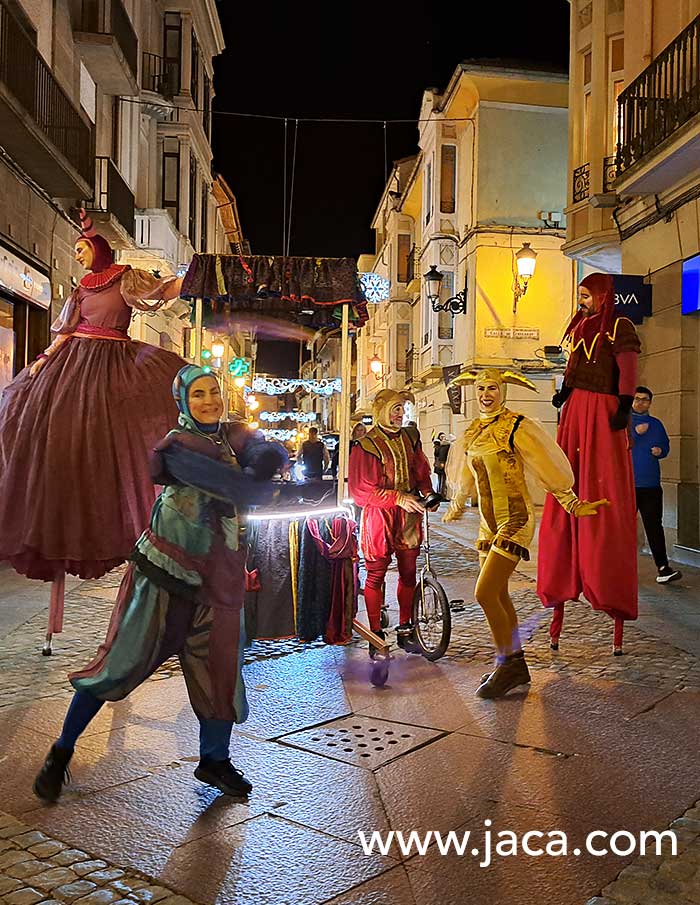 La ciudad volverá a llenarse de animación gracias a los pasacalles navideños, protagonizados por Los Carboneros, los Renos de Santa Claus, los Seres Mágicos, las Flores de Pascua, los Carteros Reales y Luz de Navidad. La casita de Papá Noel abrirá en la plaza Biscós los días 12, 13, 14, 19, 20, 22 y 23 de diciembre en horario de 17:30 a 20:30.