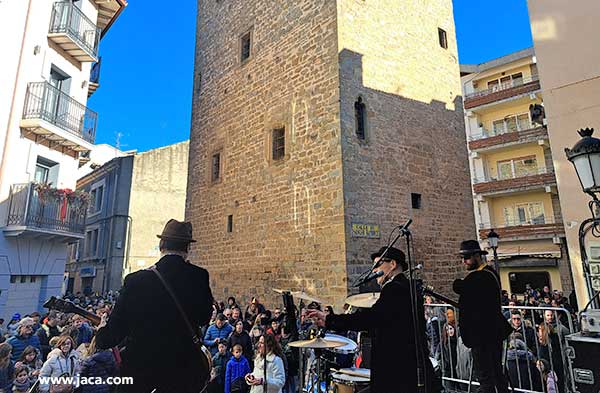 El día 31 Jaca despedirá el año con las Campanas vermuteras a las 13:00 horas en la plaza Marqués de la Cadena y, a medianoche, con las tradicionales Campanadas frente al Ayuntamiento.