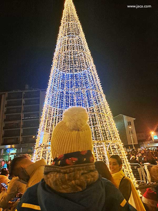 La programación arrancó el viernes 5 de diciembre con la fiesta benéfica del encendido navideño en la plaza Biscós, que además inauguró la figura de los “pregoneros de la Navidad”, reconocimiento que ese año recayó en la asociación ASCEAL por su labor en apoyo a las enfermedades raras.