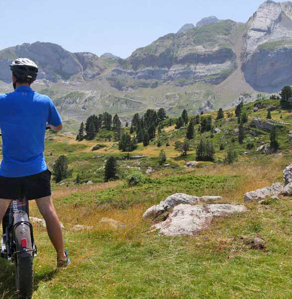 En Somport Pirineos puedes disfrutar de una variada oferta de actividades al aire libre para todas las edades: paseos en BTT eléctrica, salidas de barranquismo, patinetes eléctricos, roller ski y roller todo terreno. Para los más pequeños, área de juegos con karts a pedales, juegos gigantes además de alquiler de bicicletas infantiles. Actividades ideales para disfrutar en familia o con amigos en plena naturaleza... Más info