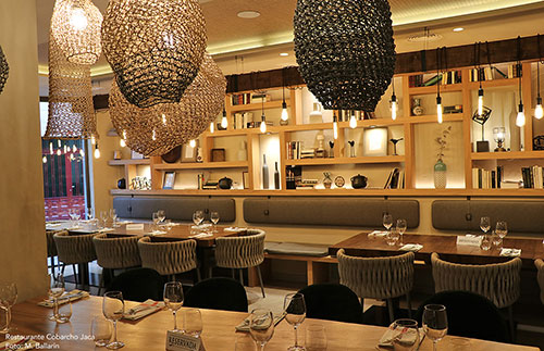 Restaurante Cobarcho. Su cocina se basa en recetas tradicionales del Alto Aragón y horno y brasa de leña. Una exquisita preparación en cocina y una cuidada selección de las materias primas con productos locales y de temporada para recuperar los sabores tradicionales de la cocina de montaña. Tapas, raciones, menú y carta.