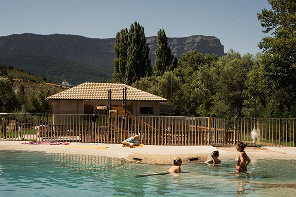 Además, ponemos a tu disposición nuestras barbacoas, una zona chill out al lado de nuestra piscina de arena con amplias playas para el descanso y un bar que da servicio a este área del camping. 