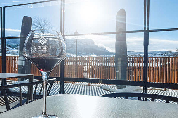 En nuestro restaurante a prueba de paladares exigentes, podrás degustar nuestra completísima carta de vinos con las mejores vistas a la Peña Oroel y disfrutar de nuestra terraza con cerramiento durante todo el año. Tanto si te alojas en el camping, como si quieres venir a disfrutar de nuestra oferta gastronómica.
