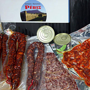 Embutidos de producción propia: longaniza trufadas y longaniza casera, jamón cocido extra y otros productos realizados en nuestras instalaciones con carnes de la zona.