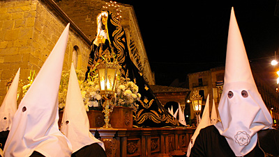 Jaca se sumerge en su Semana Santa