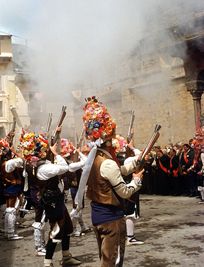 Labradores disparando. Fiesta del Primer Viernes de Mayo en Jaca