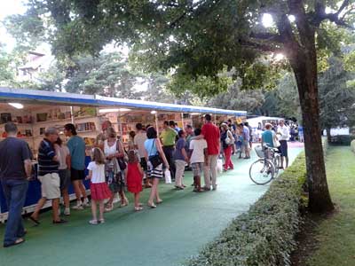 El paseo de la Constitución de Jaca se prepara para acoger la XV Feria del Libro de Jaca