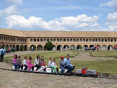 tren de la Asociación. de Amigos del Ferrocarril Jaca-Canfranc en la Ciudadela de Jaca