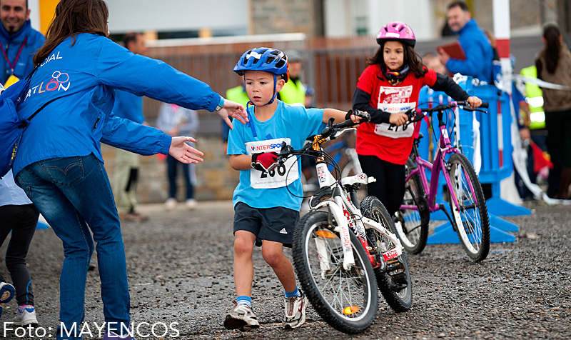 Finalmente, los más pequeños también tendrán su prueba con el Duatlón Infantil, que llega a su décima edición y propone circuitos pensados para que disfruten los chavales, y también los padres.