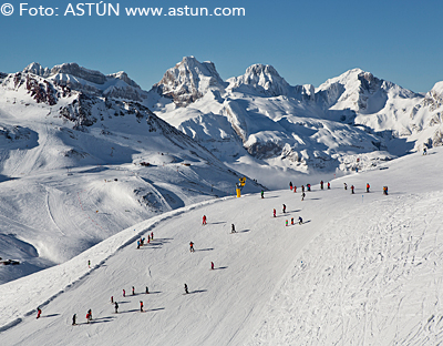 Las estaciones de esquí llevan varios días trabajando para preparar la nieve caída en sus pistas y en el Valle del Aragón todo está prácticamente listo para el inicio de la temporada de esquí. 