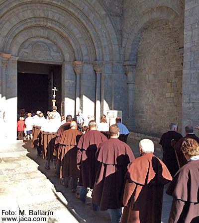Romeros entrando en la Catedral de Jaca