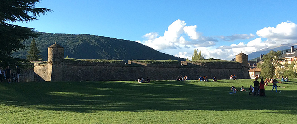 La ciudadela de Jaca o Castillo de San Pedro es uno de los monumentos más singulares y valiosos de la comarca de La Jacetania. Pasear por sus glacis, ver a los ciervos que habitan en su foso o descubrir su interior –acompañados de sus guías– son algunas de las maneras de disfrutar de este monumento, mandado construir por Felipe II, que se ha convertido en visita imprescindible en Jaca.