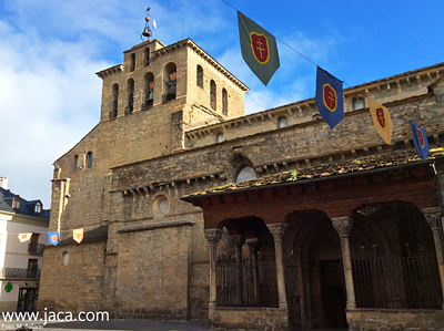 Jaca y sus calles han comenzado a engalanarse para conmemorar, un año más la victoria del Conde Aznar sobre las tropas sarracenas que pretendían tomar la ciudad. La fiesta del Primer Viernes de Mayo, la celebración más importante de la localidad, tendrá lugar el próximo día 6 aunque el programa de actividades ya ha comenzado.