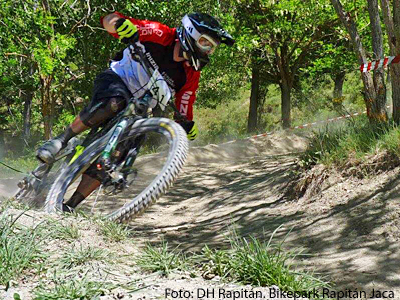 El Club Ciclista Mayencos organiza, por segundo año consecutivo, el “DH RAPITÁN JACA. Campeonato de Aragón DH 2016”, con salida desde el fuerte y llegada a la zona del aparcamiento del hospital. La competición se engloba dentro del “II Festival Ruedas Gordas” que incluye tanto las actividades deportivas como otras lúdicas: descensos promocionales infantiles, festival de música en directo, DJ, bar…