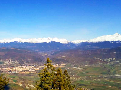En la provincia de Huesca, Jaca ha sido escogida como punto de partida para la excursión guiada "Un paseo para descubrir la historia geológica de Jaca y los Pirineos”, gracias a su excepcional entorno natural y su ubicación en el Pirineo central. 