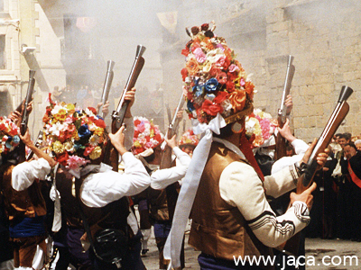 Jaca y sus calles han comenzado a engalanarse para conmemorar, un año más la victoria del Conde Aznar sobre las tropas sarracenas que pretendían tomar la ciudad. La fiesta del Primer Viernes de Mayo, la celebración más importante de la localidad, tendrá lugar el próximo día 6 aunque el programa de actividades ya ha comenzado.