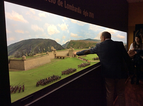 Maqueta de la Ciudadela de Jaca preparada por Diego Fernández, y ante la cual desfila desde ayer un tercio completo, el Tercio de Lombardia, una excepcional colección de Carlos Royo Villanova de dos mil piezas originales realizada ex profeso para ser donada al museo, y que a buen seguro se convertirá en uno de los mayores reclamos del espacio.