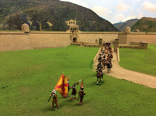 Maqueta de la Ciudadela de Jaca preparada por Diego Fernández, y ante la cual desfila desde ayer un tercio completo, el Tercio de Lombardia, una excepcional colección de Carlos Royo Villanova de dos mil piezas originales realizada ex profeso para ser donada al museo, y que a buen seguro se convertirá en uno de los mayores reclamos del espacio.