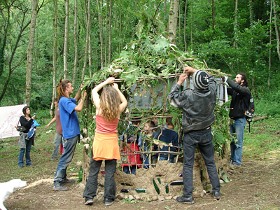 Las "Phonies Bergères" son una mezcla de expresión artística, evento lúdico y proceso creativo que tiene como objetivo principal revalorizar la conexión entre el hombre y la naturaleza, a través de la expresión artística.