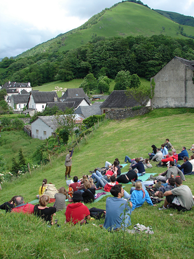 El programa arranca el viernes 27 con la jornada dedicada a los escolares y continuará el sábado y domingo con visitas al sendero artístico, propuestas musicales, teatro y narraciones… con un intenso programa de actividades. 