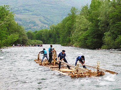 Desde el puente nuevo (Pont d'Osse junto al estadio de rugby) de Bedous podremos seguir el descenso de almadías por el Aspe. Salidas a las 15.30 h., 16 h. y 16.30 h. 