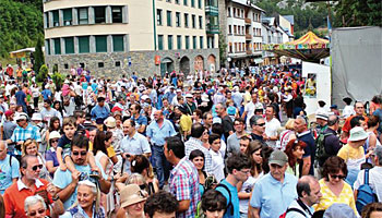 Ferias y música, visitas guiadas, bus turístico, excursiones de montaña, carreras, exposiciones y fiestas son algunas de las propuestas de Canfranc para el verano que acaba de comenzar.