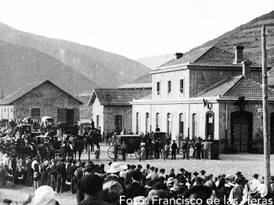 FOTO: Estación de Jaca. © Francisco de las Heras. "De las Heras. Una mirada al Pirineo 1910-1945" . Se supone que la foto corresponde a la llegada en enero de 1925 del Batallón de Cazadores "La Palma" a Jaca, procedente de Islas Canarias. Las crónicas hablan de un efusivo recibimiento de la ciudad.