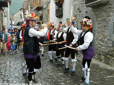 Dentro de las actuaciones musicales previstas, destacan las actuaciones de Kepa Junquera –que ya visitó el festival en 1999 y 2005– y Titiriteros de Binéfar, además de Alidé Sans desde Cataluña, Amaren Alabak, Papar’òc y Jean Luc Arrós de Francia, Hermanos Cubero (Castilla La Mancha) y Aiko (Pais Vasco) y, finalmente, los aragoneses La Chaminera, Tirurirus Free y Grupo La Val d´Echo. La actuación del sábado noche corresponde a Xarnege (Francia) y Rot (Cataluña). Todas las actividades del programa son de caracter gratuito y se desarrollarán en calles y plazas de Hecho.