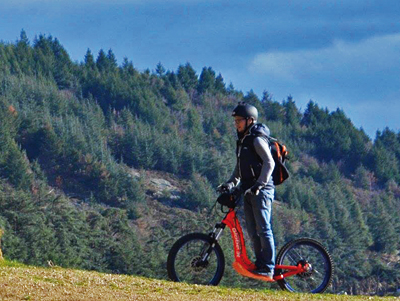 “trotbike eléctrica”, una mezcla de bicicleta y patinete que cuenta con una mochila que actúa como batería en las subidas. 